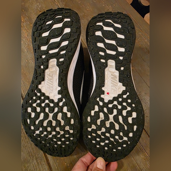 NIKE | Black & White Running Shoes - Women's 7.5 - Picture 4 of 7